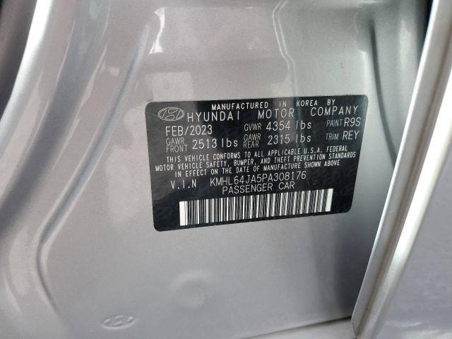 السلام عليكم 
بيع فقط
سوناتا 2023  
مواصفات SEL 
مكينة 2500 
لايت 4 عدسات
بصمة وتشغيل عن بعد 
كشن كهرباء وكشن تدفئة 
رادار امامي وجانبي 
تحديد مسار قيادة ذاتية 
مثبت سرعة 
تبريد شاشة تحكم منفصل 
ضرر خفيف تبديل بابين نفس اللون تفصيخ وجاملغ كلير 
السعر 176 وبيها مجال بسييييط 
مكاني بغداد حي الجهاد 
***********
*********** بغداد, العراق
