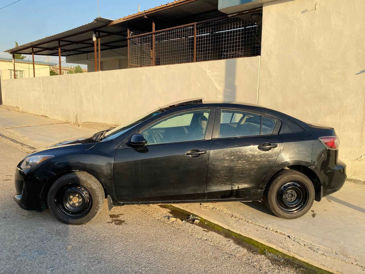 Mazda 3 2012
السلام عليكم مازدا 3 موديل 2012 امريكي مگلوبة السيارة حلوة وكاعدة ونصبتها حلوة تخم تاير جديد محرك 2000 كير ومحرك بشرط رقم السيارة ديالى سنوية لحد 2030 مكان السيارة اربيل 
سعر 50 وبيها مجال 
للاتصال ***********
