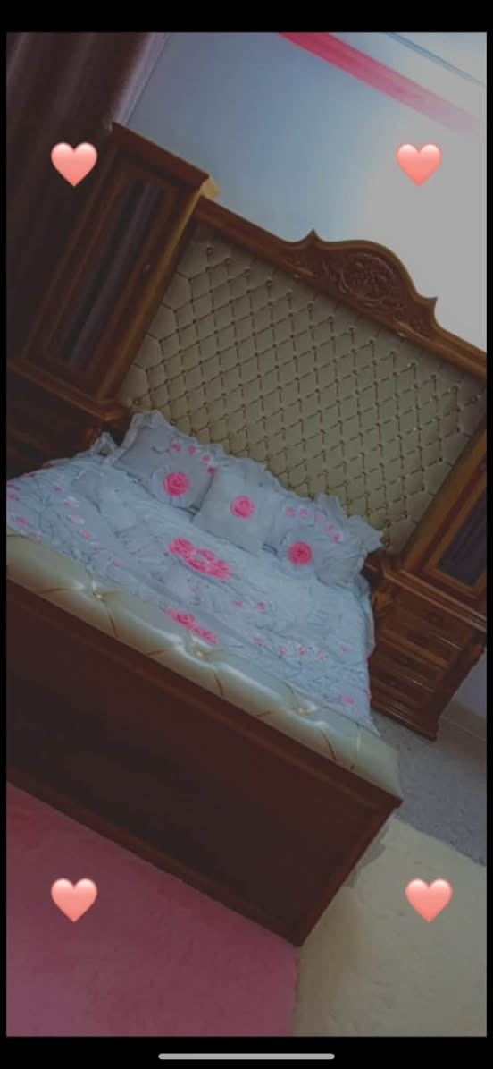 السلام عليكم غرفة عراقية للبيع نظيفة جداً سعر الشراء 4 ملاين اريدها ب2 ونص وبيها مجال  ***********
