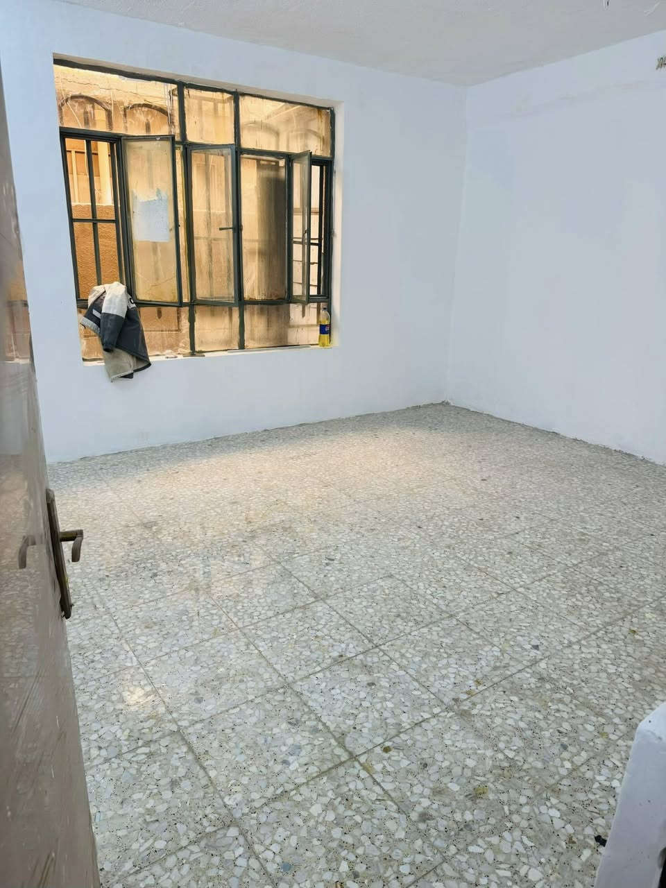 السلام عليكم
بيت 104م للايجار مباشر من صاحب الدار ،(***********)حي المهندسين قرب مطعم الخيمة شارع طريق الجنة 350 شهرين مقدمة مع الماء والكهرباء
غرفه 5:30*4:30 ،صاله واستقبال 3*3
مطبخ تخاريج مناور2 +طرمة،يوجد سخان
اخواني الدلالين والمندوبين اعتذر منكم
فقط سمير،(البيت بلادلاليه مباشر من صاحبه)
