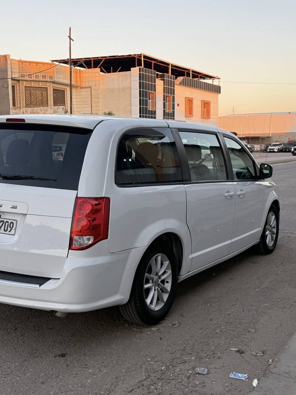 دوج كرفان 2018 / 7 راكب 
تبريد 3 قطع . منظومه كامله جديده 
حادث جاملق خلفي . فقط بدون دواخل
وبيها قطعتين امامي .. سونار مع الصور 
مكينه وكير جدد مشدودات . 
رقم اربيل سنويه لل 2030 مجدده 
تحويل وكاله حاظرين .. حداده جديده كله
تايرات حلوات . دواخل جديده . 
كامله وجاهزه كله وبالعافيه ع الياخذها
طبعا السعر مناسب جدا 
السعر : 148 وبيها مجال 
هاتف :  *********** 
العنوان : القبله معرض الرافدين 
خابرني وبخدمتك يوجد مراوس وبيع 
.
