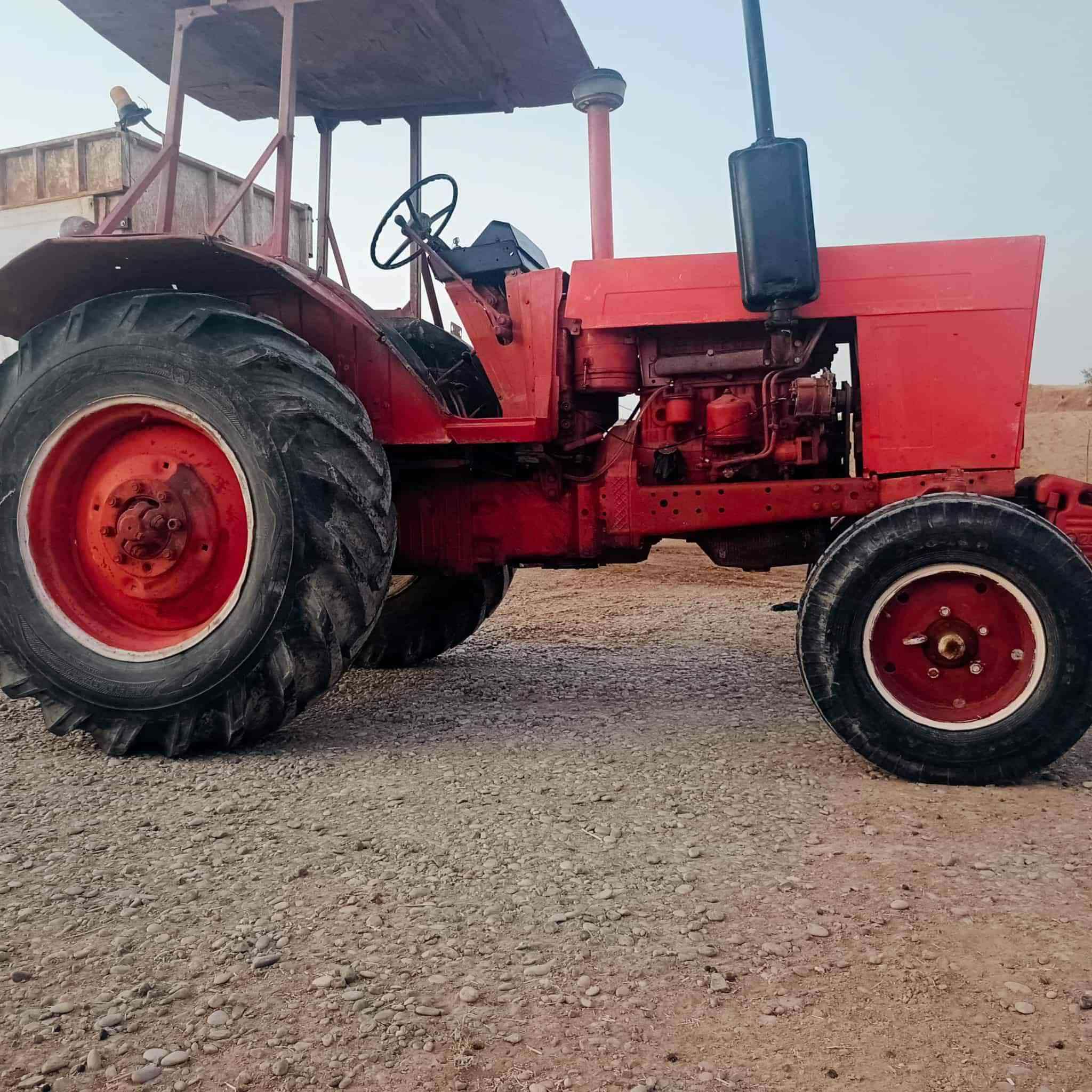 تركتر بلاروس للبيع جاهز عل شغل رقم صلاح الدين السعر 6ونص وبي مجال بسيط مكان التركتر ناحيه الرياض  ***********
