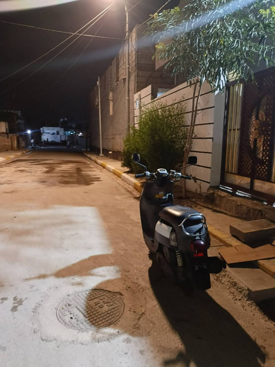 دار للبيع المساحه 150 غرفتين استقبال مطبخ صحيات صالة كامل من كلشي طابو ملك صرف بهرز حي العروبة قريب على الجنسية والمستوصف الجديد السعر شوف البيت وقنع ويصير خير أن شاء الله رقم للهاتف ***********//***********
