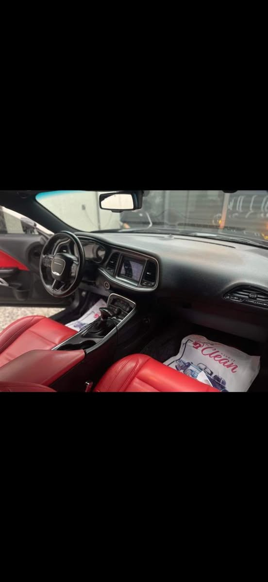 جالنجر 2018 بلاك توب
رقم بغداد تحويل ثاني يوم
ماشية ١٠٠  
حادث امريكا جاملغ سكن
وبالعراق صبغت بنيد واربع اصابع جامل سايق اثر طخة بسيطة كلش وصور التعمير  موجودة
السيارة كفالة من لغد وشاصي
ارباكات السيارة كلهة سليمة 
سعرهة ١٦٥ وبيهة مجال 
بغداد ***********
