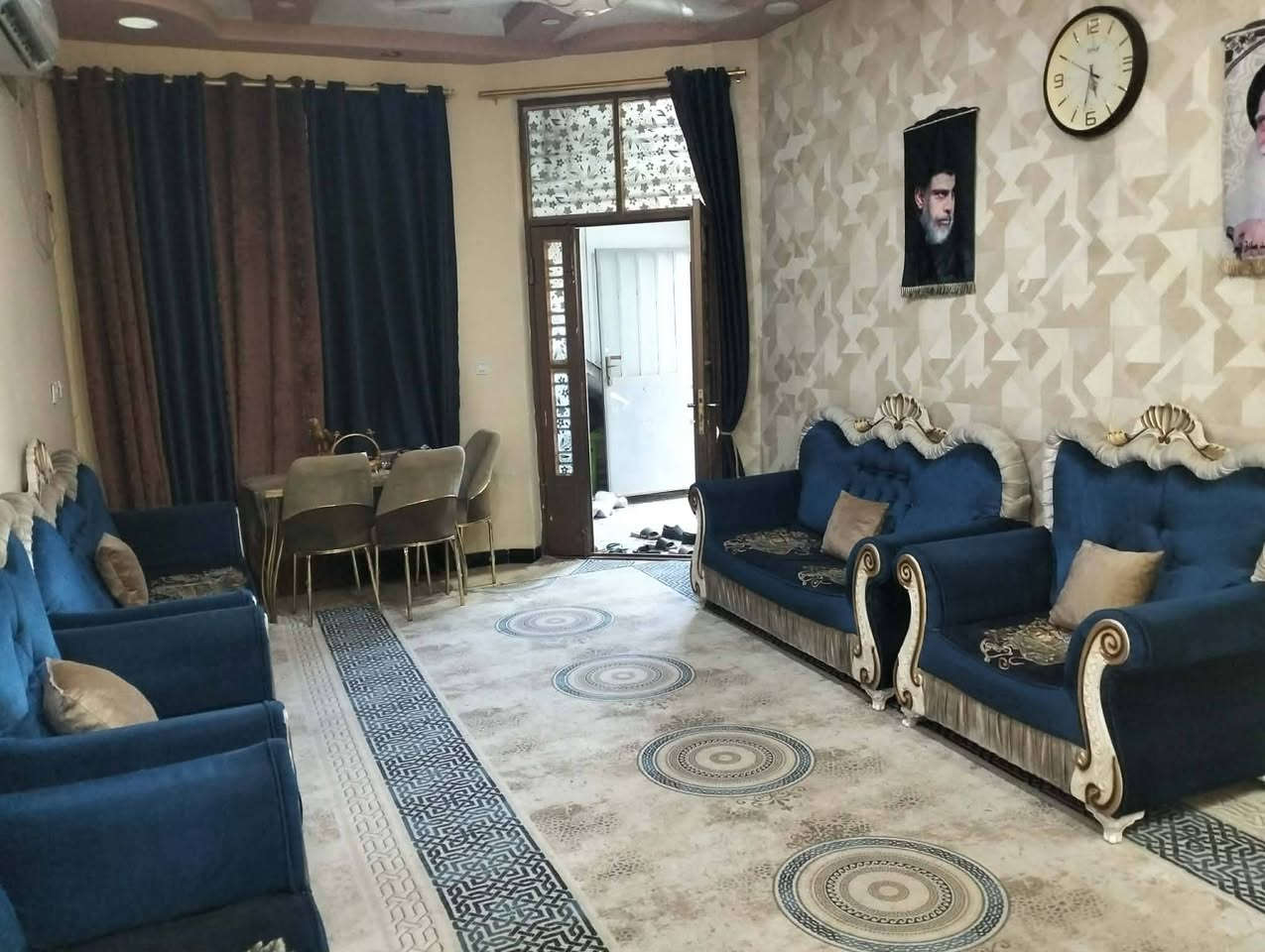 سلام عليكم 
تخم مع مفرش التخم ٢٢٥
الفراش جديد وحجمه كبير ٦٥ 
البردات للبيع ايضا 
مكاني بغداد .شعله 
بيهم مجال بسيط


**إذا كنت صاحب هذا الإعلان وتريد حذفه لأي سبب، رجاءا أرسل رسالة إلى الدعم الفني**