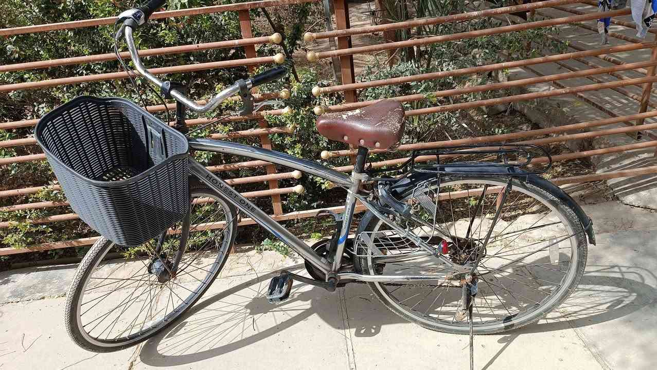 سلام عليكم من رخصت صاحب الكروب بايسكل ياباني حجم 27 للبيع السعر 105 مكانه ديوانيه منطقة ال حمد ***********
