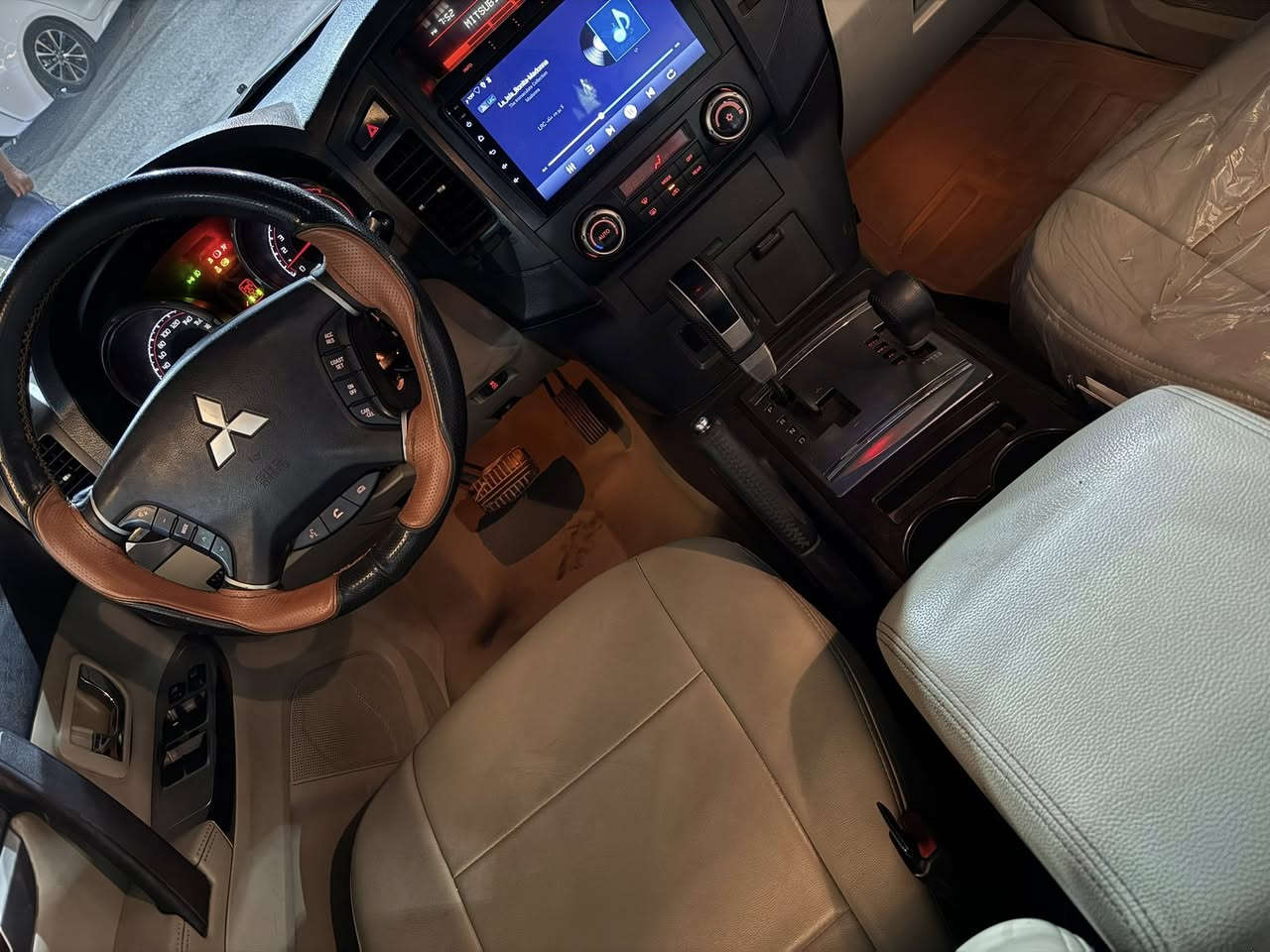 سلام عليكم
باجيرو حبتور 14 موديل  واحد على واحد  مكفولة من صبغ والتبديل محرك 3500 6 سلندر
ماشيه 90 الف. سيارة جديدة  او جاهزة 
مكان السيارة معارض البياع 
السعر 170بيه مجال
***********
