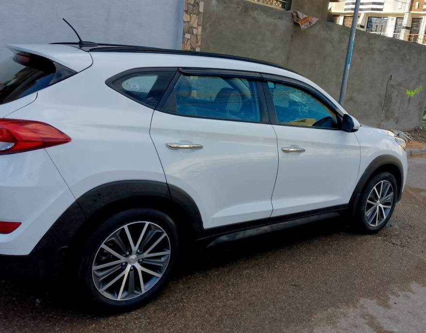 توسان 2017 خليجي ما بيها صبغ بس بارد خفيف بالباب السعر 176 الموقع بغداد حي الجهاد ***********
