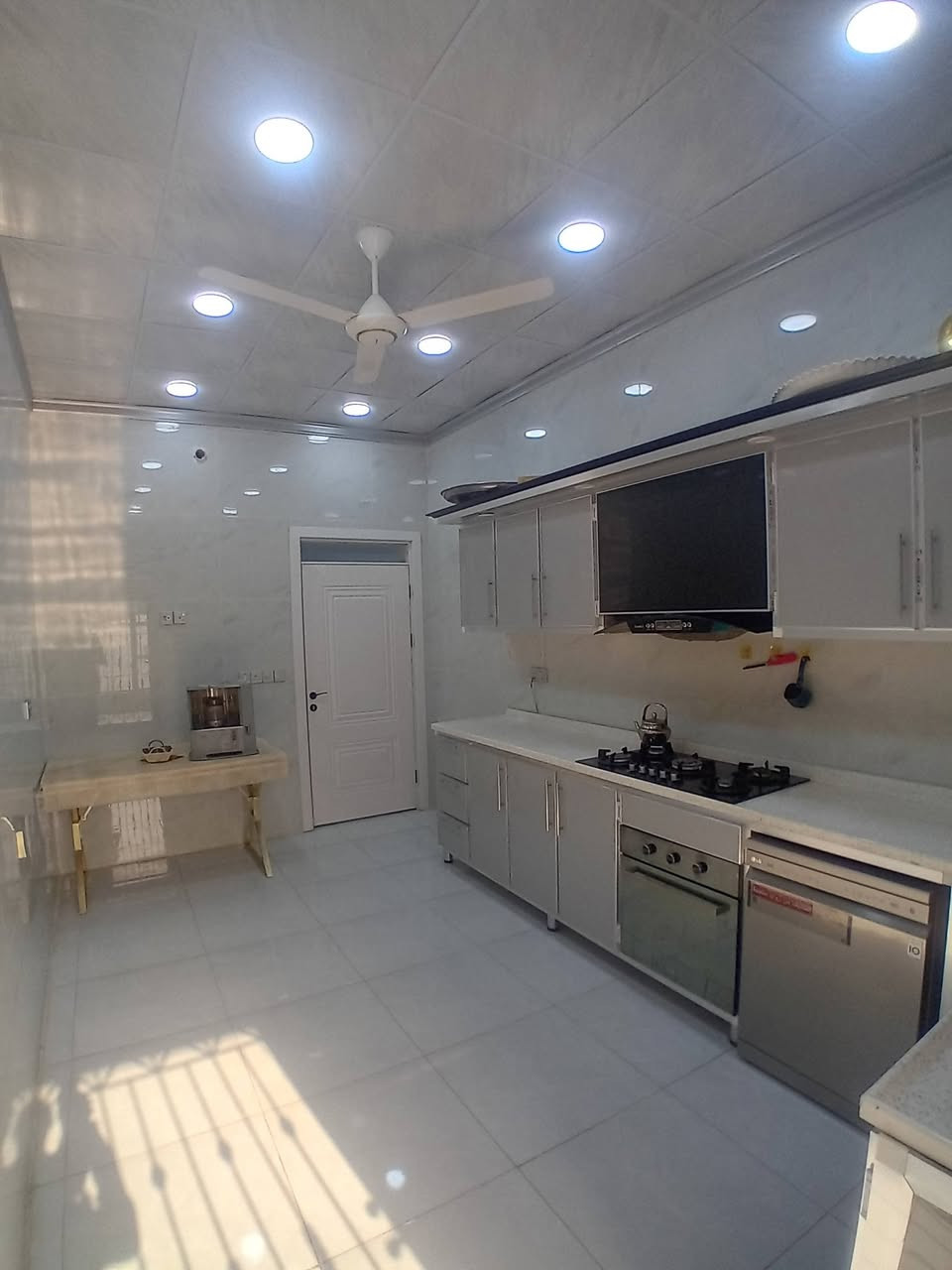 بيت للبيع في حي الدوانم المساحه 150م بناء درجه اولى حديث 2025 الشارع 12م
اربع غرف 
ثلث حمامات
صاله ومطبخ ديوانيه 
حديقه داخليه
السعر 115 وبي مجال 
*********** : فقط الشراي
