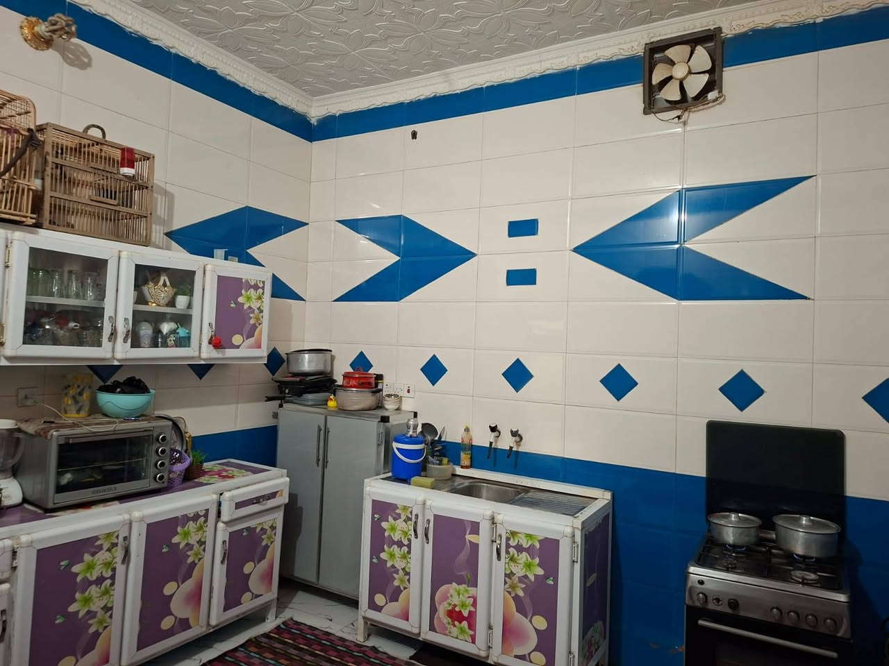 يوجد لدينا بيت زراعي للبيع المساحة 200م البيت طابقين يحتوي على 4 غرف الطابق الثاني يعتبر بيت كامل مطبخ ومجمع صحيات وغرفتين وصاله كبيره
الطابق الارضي غرفتين واستقبال وصاله وصحيات ومن ضمن البيت محل. الموقع / حي عاشور مقابيل صورة الشهيد حمزه على طريق الحسائية +بناء حديث طابوك كونكريت السعر خاص  للأستفسار ***********

