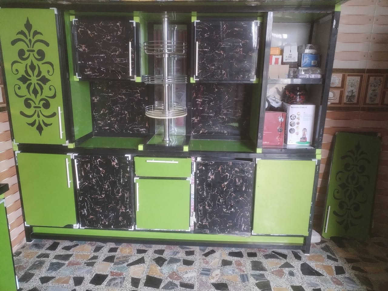 كاونتر للييع بي بابين مكسرات
طول مترين ونص مع السنك متر ونص 
السعر 350
رقم الهاتف ***********
