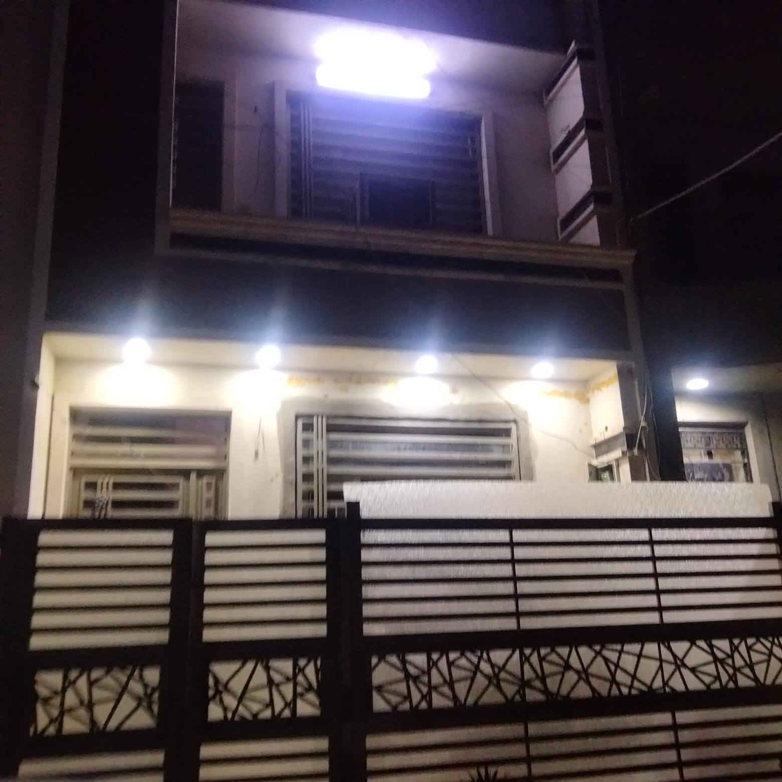 للبيع مشتمل مساحة 50 متر الوجه 5متر والنزال 10 متر بناء حديث الطابق الاول صاله مطبخ منور صحيات الطابق الثاني يحتوي على غرفتين نوم بناء 2024 
العنوان حي الجهاد منطقه الامن الوطني محله 897 قرب ديوان الاصيل و طريق الحلقه الرابعه 
 للاستفسار الاتصال على الارقام التاليه 
السعر مناسب جدا
*********** واتساب 
***********
