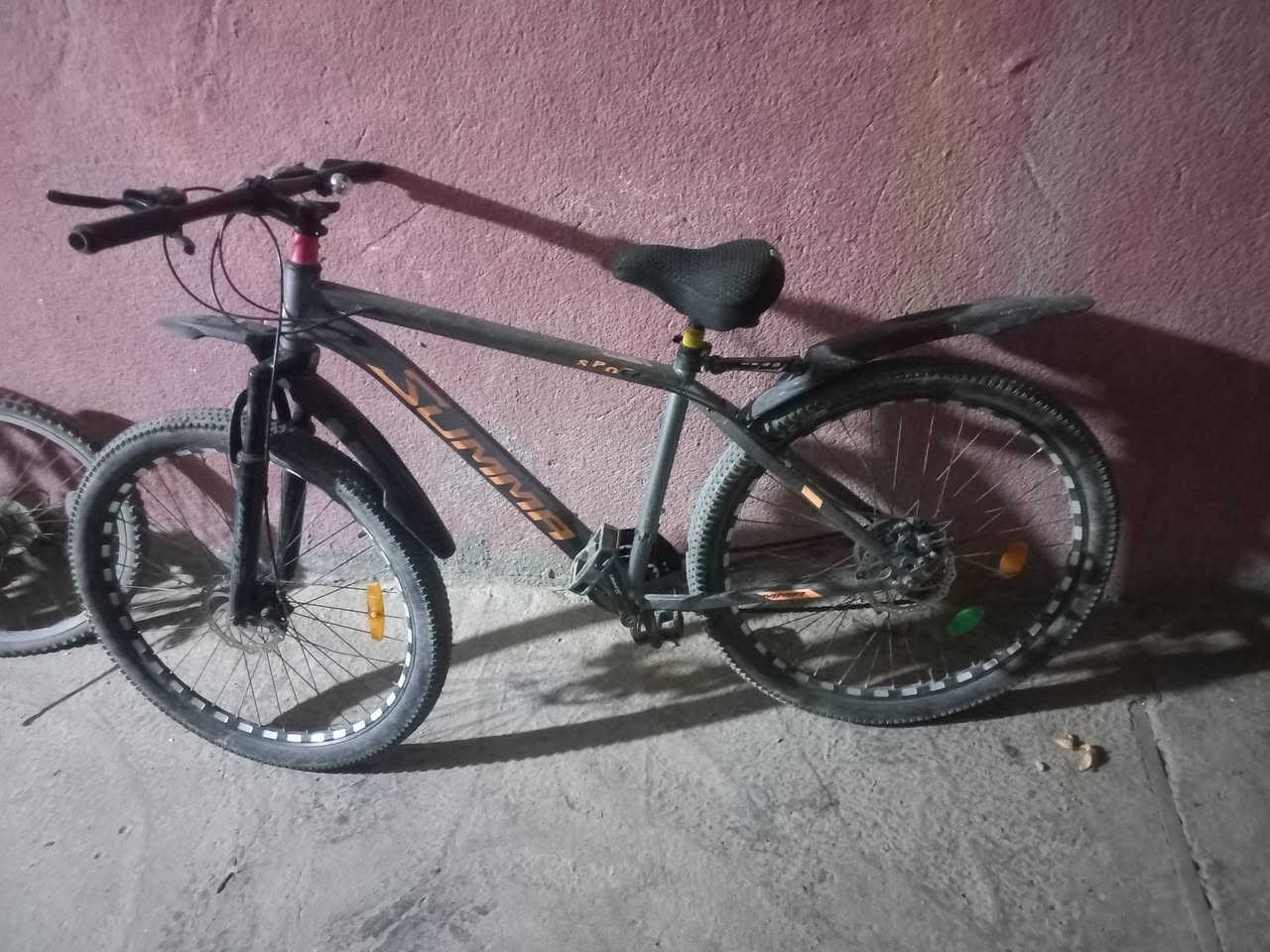 السلام عليكم
بايسكل للبيع باله جديد كلش اشتريته لابني ومايكدر يسوك عليه لان البايسكل عالي وابني صغير يعني اصلأ ما استعملنا.  
مكاني بغداد علي الصالح
وهذا رقمي ***********
