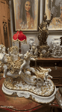 ✨ تحفة ناپولي فاخرة 🤍✨
قطعة فنية فاخرة بأسلوب إيطالي كلاسيكي، تجمع بين الأبيض الراقي والتذهيب اليدوي، وتفاصيل دقيقة تعكس جمال مدارس نابولي العريقة.

🔹 المواصفات:
 • 🇮🇹 المنشأ: نابولي – إيطاليا
‎ • 🎨 اللون: أبيض مع ذهبي
‎ • 📏 العرض: 50 سم
‎ • 📐 الارتفاع: 35 سم
‎ • 🏺 الخامة: بورسلان نابولي فاخر
‎ • ✨ التفاصيل: زخارف مذهبة يدوياً – شخصيات فنية كلاسيكية
‎ • 📌 الحالة: ممتازة

قطعة مثالية لعشّاق الأنتيك والديكور الملكي، تليق بالمجالس الراقية أو كتحفة عرض مميزة.

📩 القطعة متوفرة للطلب 

📍بغداد- ساحة الواثق - فرع مطعم گص الاغا البغدادي 
☎️***********

#حكايات_الانتيك #انتيك #تحف_أوروبية  #ناپولي #انتيك #بورسلان #تحف_فنية
