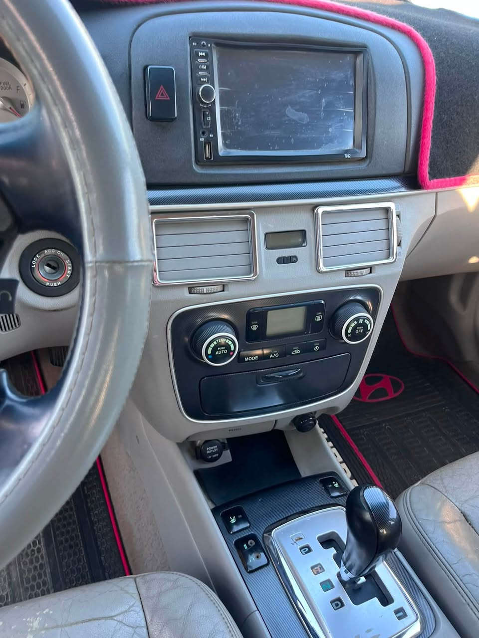 السلام عليكم سياره سوناتا ٢٠٠٧ خليجي مكينه ٢٠٠٠ بيها جاملغ مبدل بدون دواخل بدون صبغ وبالسياره جديده تحويل مباشر سعر٨٨ وبيها مجالرقم نكليزي(( ***********))
