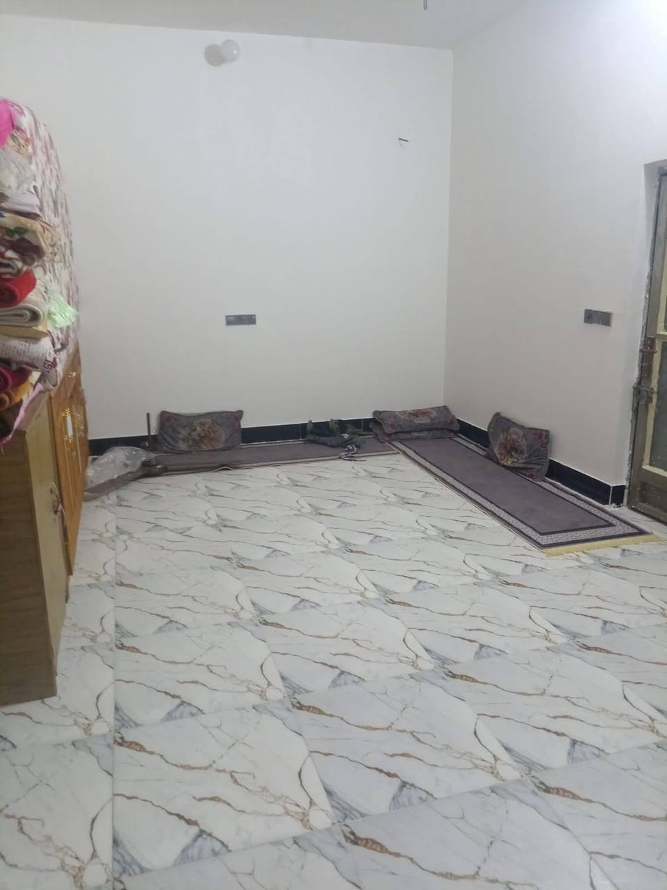 سلام عليكم
بيت للبيع زراعي بحي الكوفه 

مساحه ١٥٠م 

بناء ٢٠٢٦ كله طابوك صب كونكريت 

يتكون من 
ديوانيه مطبخ صاله غرفتين وصحيات ومنور 
 
السعر [٦٥]وقابل للتفاوض

لاستفسار مراسلة الحساب أو الاتصال على الرقم 

***********
