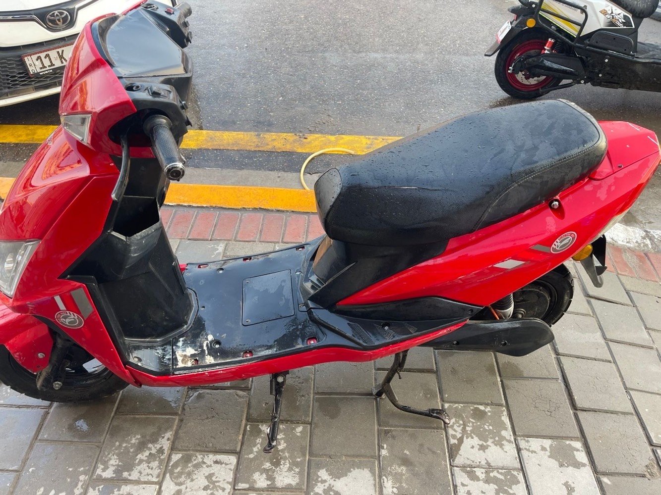 السلام عليكم من رخصه الادمن
شبابنه الطيبه دراجه شحن للبيع نوع سكنس ماتركس دراجه وكاله

المواصفات 📍
بطاريات دبل عدد 6
نضام p بارك🅿️
نضام R بك ( رجوع الى الخلف) 
الملف 1500w
بصمه قفل/فتح + تشغيل عن بعد ⚡️
حساس بريك 🛑
شاشه تاب 💻تعرضلك العطل في الشاشه 
كهربائيات كله شغال⚡️ لايتات عالي ناصي اشاير هورن كله كفاله
الدراجه مابيها اي نقص شغل واطلع 
بريكات شغالات فقط البريك الامامي يرادله زيت ب الف دينار
البريكات دسكات 
دبلات عدد4  ثنين بالامام وثنين بالخلف 
السعر ٥٥٠ الف راسلني او اتصل على 🔚*********** 
دراجه مرتبه ومابيها اي نقص شغل واطلع