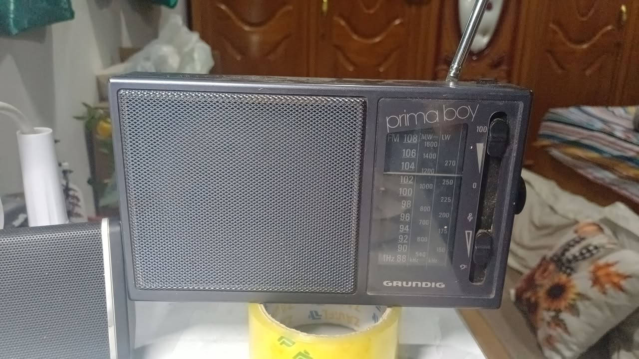 هذا الراديو هو جهاز Grundig Prima Boy 65K، وهو نموذج محمول كلاسيكي تم إنتاجه في ثمانينيات القرن الماضي.
تتميز هذه الأجهزة عادةً بقدرتها على استقبال موجات FM و MW (AM)، وتعمل إما بالبطاريات أو بالكهرباء المباشرة.

العلامة التجارية Grundig هي شركة ألمانية شهيرة، ولكن تم تصنيع بعض نماذج هذه السلسلة في مواقع أخرى مثل سنغافورة

هذا الراديو هو جهاز Grundig Prima Boy 65K، وهو نموذج محمول كلاسيكي تم إنتاجه في ثمانينيات القرن الماضي.


**إذا كنت صاحب هذا الإعلان وتريد حذفه لأي سبب، رجاءا أرسل رسالة إلى الدعم الفني**