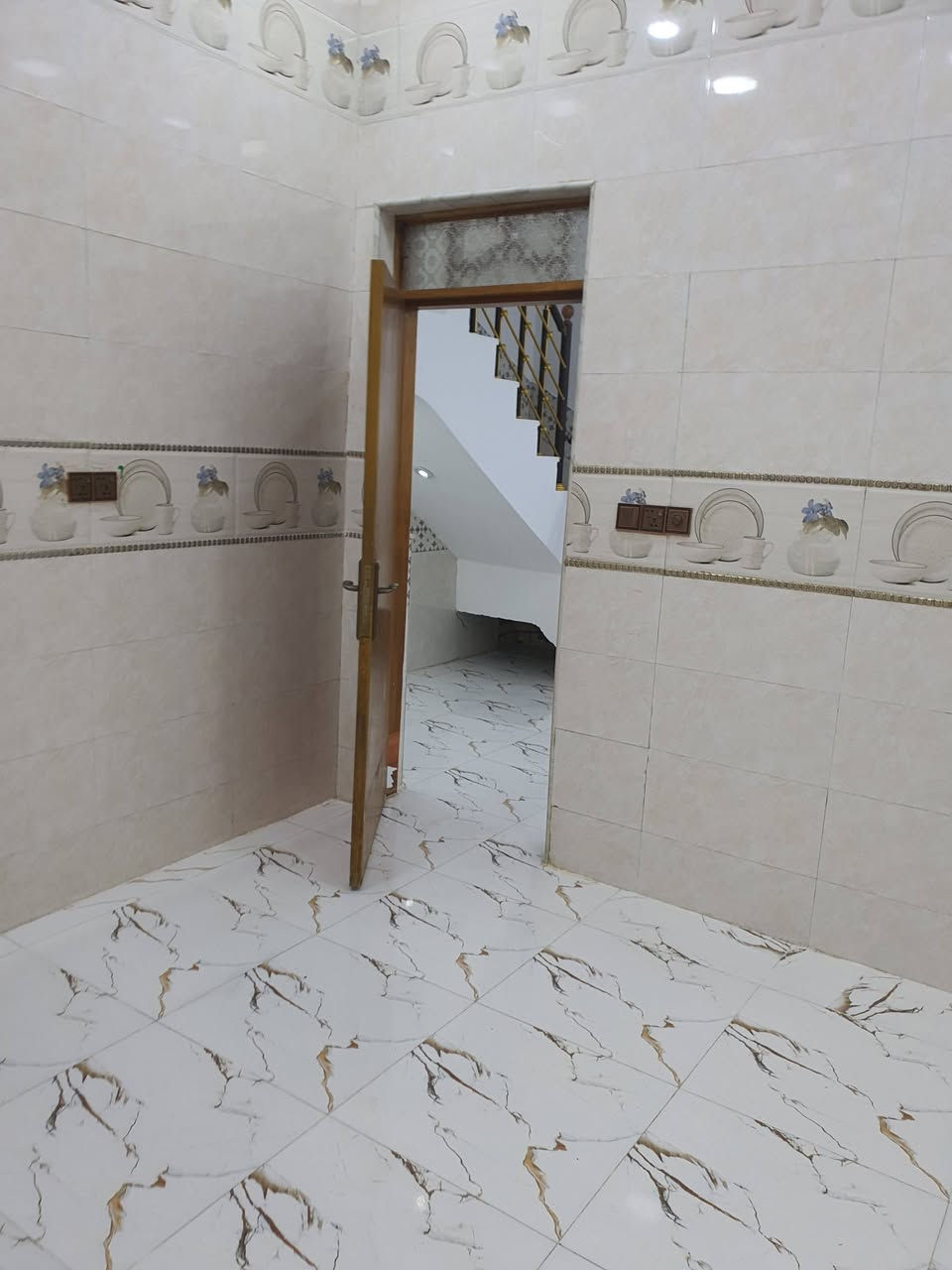 بيت 100 متر طابق واحد بحي الغدير الاولى من جهة صحفيين اول فرع على فلكة القاضي نهاية الفرع ويسرة السعر ب110 وبي مجال 
***********
