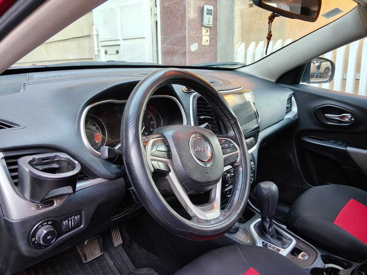 جيب شيروكي بزون 2014 أمريكي
المشي: 71 ألف

سيارة مرتبة ونظيفة، استخدام حلو 
كلشي واضح ومبين بالصور (السونار موجود بالتفصيل)

 السيارة تحتاج شغل ترتيبات خفيفة
وكل النواقص والحادث موضحة بالصور بكل صراحة
 السعر: 90 ورقة

 رقم الهاتف: ***********
الموقع: بغداد
