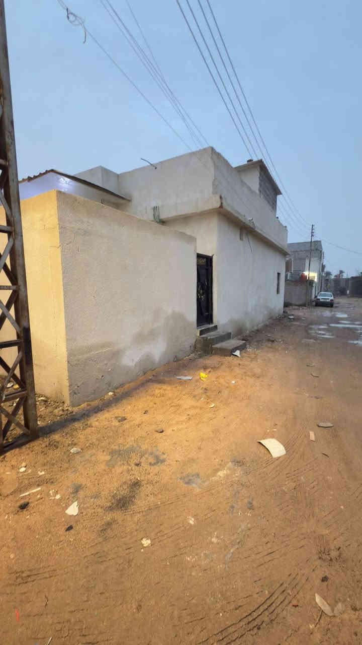 اسعد الله اوقاتكم بكل خير 

دار سكن للبيع 
مساحه البيت 
150 البيت ركن 
الموقع البصرة أبو الخصيب شارع ابو كوصره
 البيت يحتوي 🟩
2 غرف نوم 
صاله
ديوان 
مطبخ
صحيات داخلي وخارجي 🟥 
نوع العقار طابو زراعي عراقي  
سعر البيت  62 مليون وبي مجال ***********
