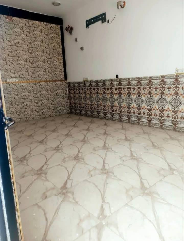 السلام عليكم بيت حي الامين الاولى المساحه 135 يحتوي على غرفتين نوم وصاله ومطبخ صحيه داخليه وخارجيه استقبال وكراج سياره السعر 40 مع المجال قليل رقم صاحب الدار***********
