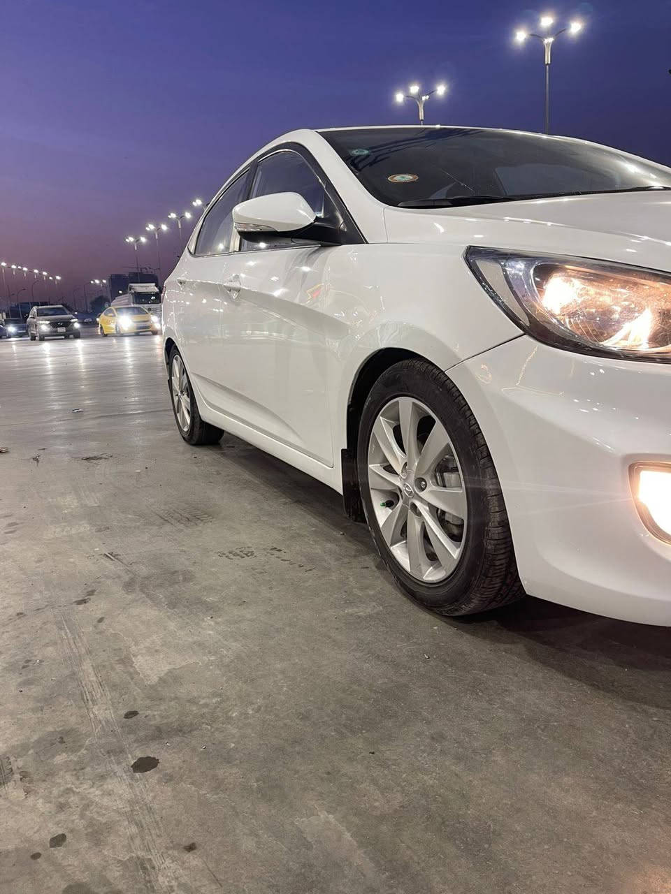 السلام عليكم للبيع سيارة نوع اكسنت موديل 2011 خليجية رقم بغداد اللون ابيض ماشية 103 محرك 1600 السيارة فول مواصفات 5 ويلكب 4دسك تحكم جهتين سلايت اشاير بلمري السيارة جديدة وجاهزة ومابيها اي نقص مكفولة من الضربة والصبغ ماعدا باب الورى اليسرى مصبوغة اثر طخة بصيطة السعر 99 وبي مجال بسيط جدا العنوان بغداد الرقم ***********
