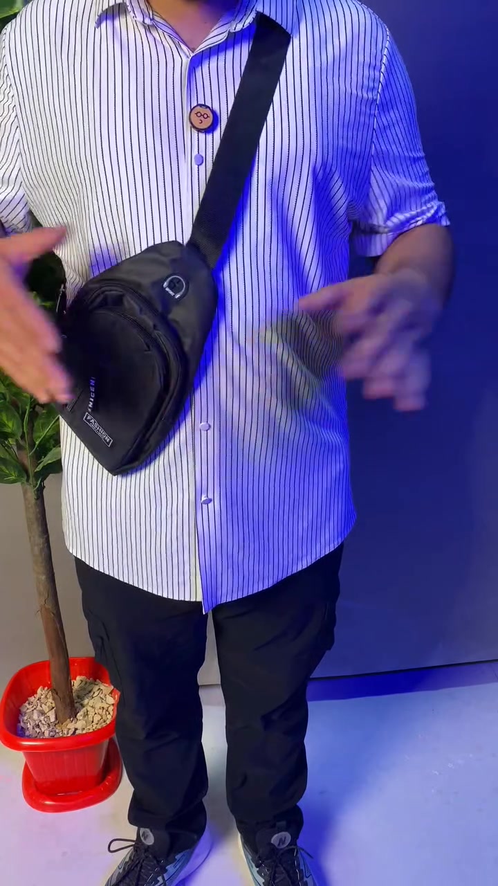 حقيبة ظهر كروس كتف واحد سبورت بلون أسود مع.    سحابات مميزة
السعر 15 رقم الهاتف للحجز ***********
حقيبة كتف كروس عملية ومريحة مصممة لتوفر لك سهولة الحركة وحفظ مقتنياتك اليومية بشكل منظم بفضل جيوبها المتعددة وسحاباتها المحكمة.

• تصميم كروس مرن: تأتي بحزام كتف عريض وقابل للتعديل ليلائم المقاس المناسب لك بكل أريحية أثناء التنقل.

• جيوب متعددة للتنظيم: تحتوي الحقيبة على جيب رئيسي علوي كبير، بالإضافة إلى جيوب أمامية إضافية بسحابات لتوزيع الأغراض بسهولة.

• منفذ سماعات علوي: مزودة بفتحة مطاطية مخصصة لتمرير سلك السماعات (تحمل شعار SPORT ورسمة سماعة الرأس) للاستماع أثناء الحركة.

• سحابات متينة وعصرية: تتميز بسحابات سوداء مزودة بأشرطة قماشية مطبوع عليها عبارة "CENICENICE" تمنح الحقيبة مظهراً شبابياً وتسهل الفتح والإغلاق.

• شعار قماشي أمامي: تحتوي الواجهة الأمامية على رقعة قماشية مخيطة تحمل كلمة "FASHION".

• النوع: حقيبة ظهر كروس (كتف واحد)
• الخامة الخارجية: قماش متين
• الحزام: حزام قماشي أسود عريض قابل لتعديل الطول مع حلقة معدنية
