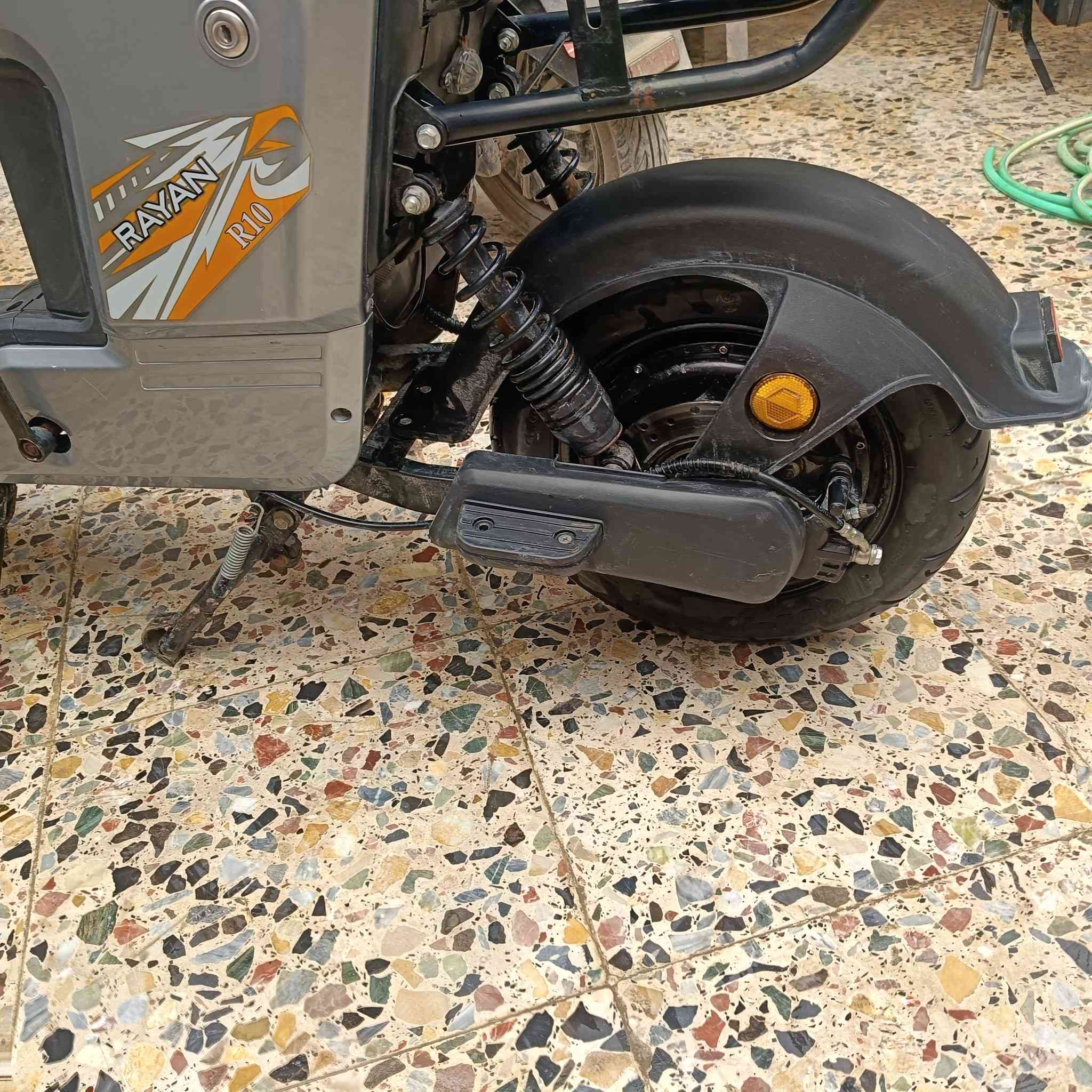 سلام عليكم دراجة شحن الريان R10
بريكات امامي خلفي 
كلوب عالي ناصي
بطاريات 5  
السرعة 60 اقصئ سرعة نمرة 3
سلة اشاير يمنة يسرة 
مراوس بشحن اكبر او بيع 
السعر 400 بغداد _ المشتل 
*********** الاستفسار
