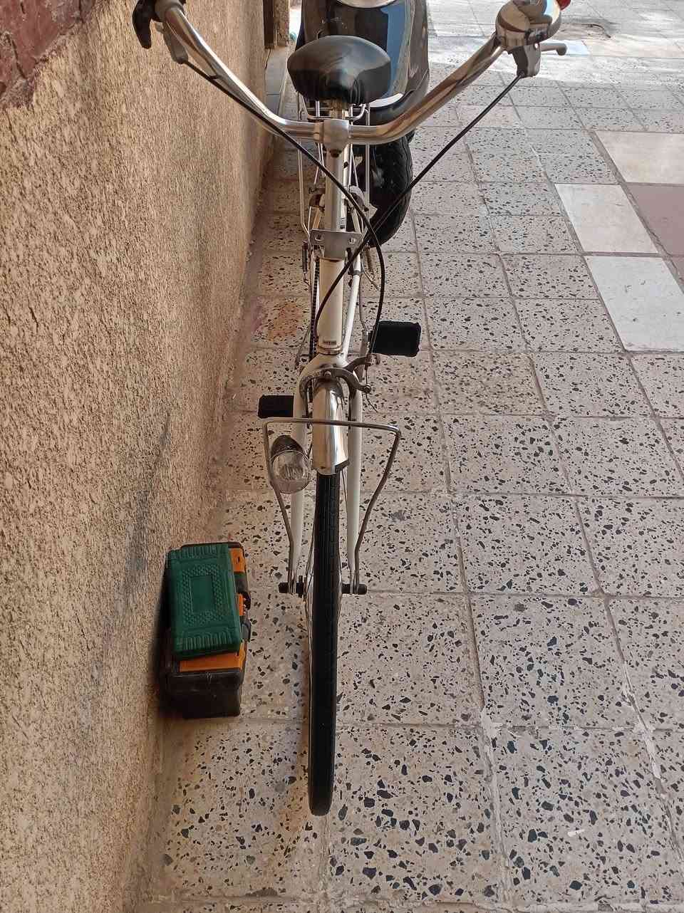 ♦️ سلام عليكم بايسكل بنات للبيع بايسكل.

🚲 حجم 27.
🚲 موديل 2015.

♦️ بايسكل كامل مكمل ماناقسة شي.
♦️ بريكات امامي وخلفي شغالات.
♦️ ويل امامي حساس شغال بس عوزة كلوب.
♦️ نضافة::90 ٪100 وكما موضح في الصور.

💵 سعره 80 وبي مجال.
🗺️ عنوان كوت حي الحكيم شارع علاء غريب.
👈 للاستفسار اكثر اتصال على رقم
☎️ *********** ☎️
☎️ *********** ☎️
