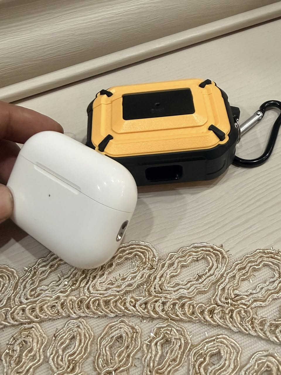 السلام عليكم اخوان ايربود. برو 2 ماستر آخر مميزات وتر بروف ضد الماء بعدها كلش جديده غراضها مالاعب بيهن لاستيكات هم ممستعملهن نظافة 100‎%‎  رايدها ب180 ومجال حك الجيه مكاني بغداد غزالية ***********
