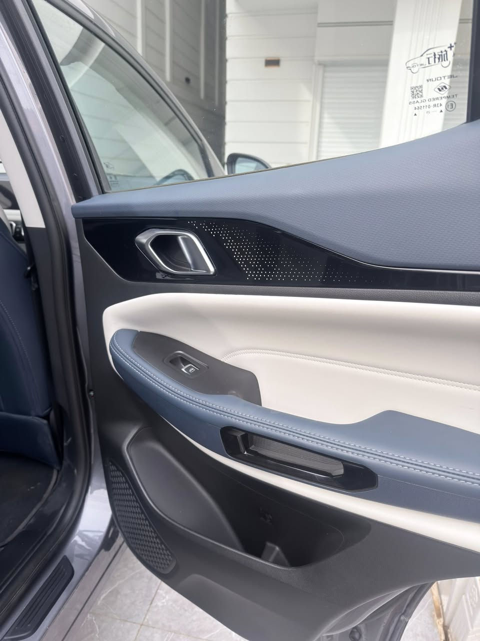 جيتور X50 2026 للبيع  مع الرقم
اسم السيارة: جيتور X50 موديل 2026 – SUV مدمجة (Crossover)  ￼

المحرك والأداء:
• نوع المحرك: بنزين تيربو 1.5 لتر، 4 أسطوانات  ￼
• السعة: 1498 سم³ (1.5 L)  ￼
• القوة الحصانية: حوالي 154-156 حصان تقريبًا  ￼
• عزم الدوران: 230 نيوتن·متر  ￼
• نظام الدفع: دفع أمامي (FWD)  ￼
• ناقل الحركة: أوتوماتيك 6 سرعات (DCT)  ￼
• السرعة القصوى: حوالي 180 كم/س تقريبًا  ￼
• تسارع 0-100 كم/س (تقريبي): 8 – 11 ثانية حسب الإعدادات ووزن السيارة  ￼

استهلاك الوقود:
• متوسط استهلاك الوقود: حوالي 17.5-17.9 كم/لتر (5.6-5.7 لتر/100 كم)  ￼
• سعة خزان الوقود: حوالي 45-57 لترًا

الأبعاد والسعات:
• الطول: 4397 مم  ￼
• العرض: 1841 مم  ￼
• الارتفاع: 1654 مم  ￼
• قاعدة العجلات: 2601 مم  ￼
• سعة الشنطة الخلفية: حوالي 398 لتر (قد تتوسع عند طي المقاعد)  ￼
• عدد المقاعد: 5 أشخاص  ￼
• عدد الأبواب: 5 أبواب  ￼

التعليق والتوجيه:
• تعليق أمامي: مكفرسون مستقل (MacPherson)  ￼
• تعليق خلفي: متعدد الوصلات (Multi-link)  ￼
• التوجيه: قوة كهربائية (EPS)  ￼
• فرامل: قرصية مع نظام مانع انغلاق ABS - نظام EPB مع Auto Hold في بعض الفئات  ￼

التجهيزات الداخلية والتقنية:
• شاشة معلومات وترفيه وسطية: 10.25 بوصة تدعم Android Auto وApple CarPlay  ￼
• شاشة عدادات رقمية/شاشة قياس 10.25 بوصة  ￼
• دخول وتشغيل ذكي بدون مفتاح  ￼
• شاحن جوال لاسلكي  ￼
• نظام صوتي بـ 6 سماعات  ￼
• مكيف هواء أوتوماتيكي مع فتحات خلفية  ￼
• مقاعد من الجلد (في الفئات العليا)  ￼
• فتحة سقف بانورامية (في الفئات الأعلى)  ￼

أنظمة السلامة ومساعدة السائق:
• وسائد هوائية أمامية وجانبية وربما خلفية (عدد 4-6)  ￼
• نظام ABS + EBD + ESC (الثبات الإلكتروني)  ￼
• نظام مراقبة النقطة العمياء (BSW)  ￼
• تنبيه حركة المرور الخلفية  ￼
• مساعد تغيير المسار  ￼
• كاميرا محيطية 360° (في بعض الفئات)  ￼
• حساسات أمامية وخلفية  ￼
• مثبت سرعة (Cruise Control)  ￼

الراحة والتجهيزات الأخرى:
• فرامل يد كهربائية (EPB)  ￼
• مساند رأس قابلة للتعديل لكل المقاعد  ￼
• أحزمة أمان ثلاثية النقاط في الصف الخلفي  ￼
• تنبيهات صوتية وبصرية عند عدم ربط حزام الأمان  ￼

التصميم الخارجي:
• مصابيح أمامية LED مع إضاءة نهارية LED  ￼
• مرايا جانبية كهربائية مع تدفئة وإشارات  ￼
• جنوط سبائك 17 أو 18 بوصة حسب الفئة  ￼
السعر 
21,000,000 IQD


**إذا كنت صاحب هذا الإعلان وتريد حذفه لأي سبب، رجاءا أرسل رسالة إلى الدعم الفني**