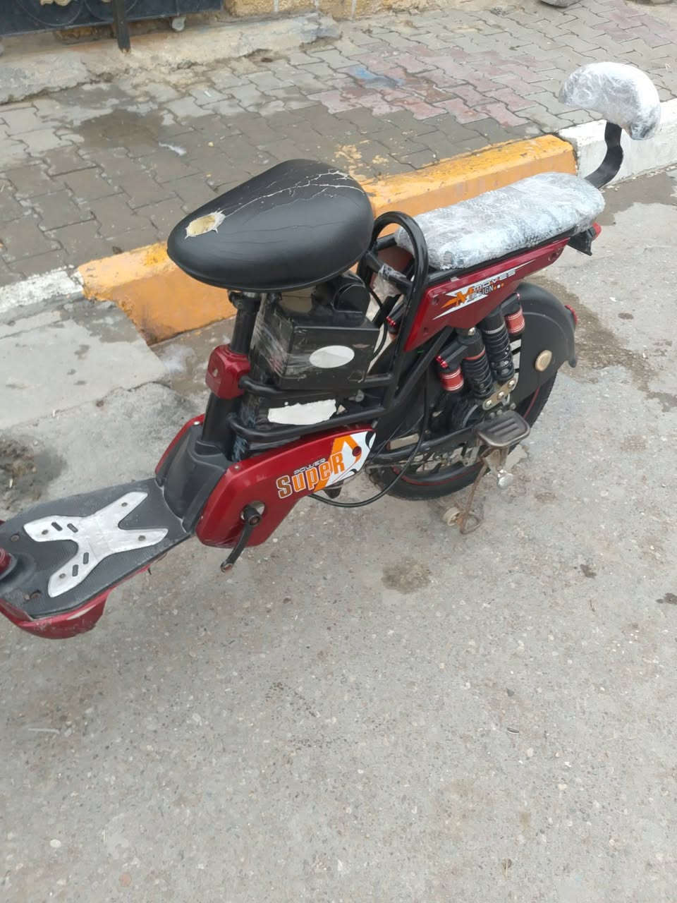 سلام عليكم بايسكل شحن للبيع نضيف جدا بطاريات جدد على الفحص كهربائيات شغاله تمام تاير خلفي جديدبعقوبه التحرير الاتصال ***********السعر 200بي مجال قليل
