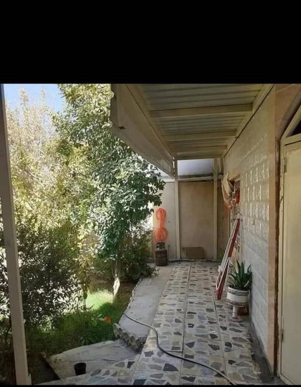 دار للبيع طريق الحر حي المجتبى بفرع جامع وحسينية الغفار 
طابو صرف الدار مساحة 200 متر واجهه عشر نزال عشرين ركن على حديقه وشارعين الدار طابق واحد كراج وحديقه ومطبخ واستقبال وغرفه وصاله  الدار بناء 2011 شوارع مبلطه وكافة الخدمات متوفره 
الاستفسار ع الخاص او الأتصال ***********
