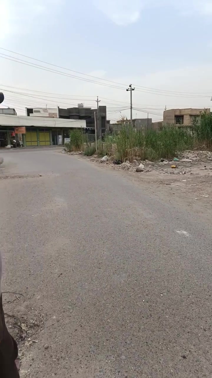 سلام عليكم دار البيع في الجغيفي الثانيه 150متر زنجيل عله شارعين شارعين تبليط مي خدمات كامله واصلته بناء بلوك بيت من داخل كامل بس السياج ماله  فاطر  للاستفسار والسعر تصل عله رقم ***********
