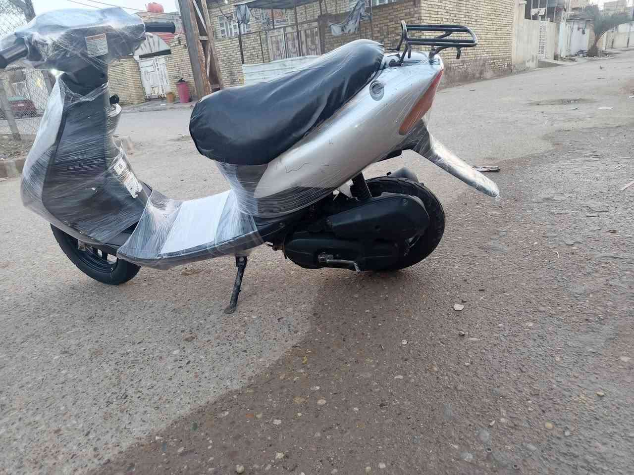 السلام عليكم دراجه سازوكي نضيفه للبيع وكله شغاله وجاهزة وأوراق بسمي ومابيه اي نقص  عنواني ميسان حي العسكري ولسعر 350 وبيه مجال وهذا رقمي***********
