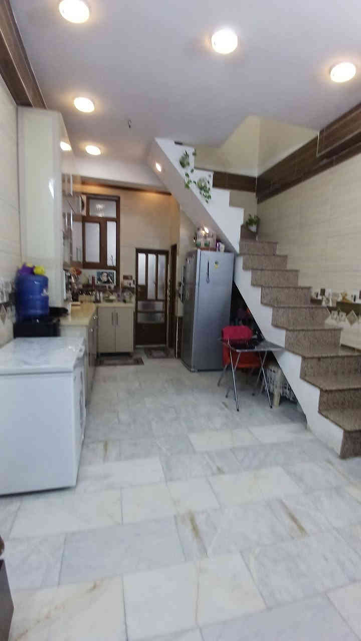 السلام عليكم مشتمل للبيع مساحه 50 متر واقع حال 30  واجه 4الاربع نزال 8 في منطقه اليرموك الاربع شوارع محله ٦١٨ داخل قيصريه 
يحتوي  الطابق الارضي على صاله ومطبخ مفتوح على بعض يمكن قطعه بجدار وخدمات ومنور  
والطابق الاول يحتوي على غرفه نوم قياس 3ونص *5 ومساحه درج وخدماته  
الطابق الثاني يحتوي على غرفه نوم نفس قياسات الاولى  وبيتونه ومساحه صغير سطح 
علمآ المنطقه نظام خصخصه كهرباء وطني 24 ساعه
هذي  بعض الصور عن الدار  للاستفسار الاتصال على الرقم *********** متوفر واتساب
