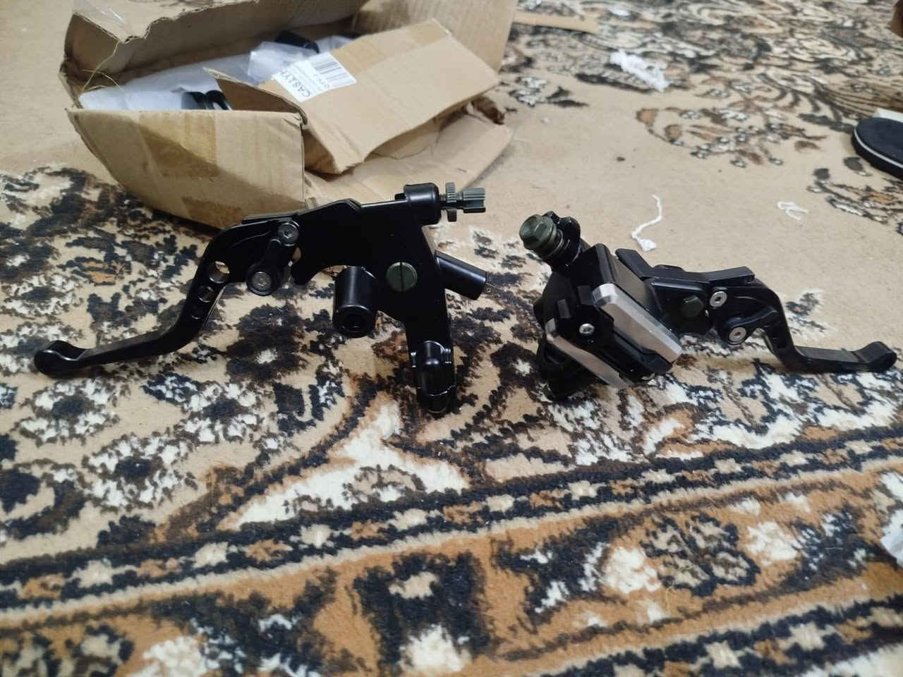 سلام عليكم
يدات رياضية عنبار وحدة سيم ماركة بيها حساس ABS بيها تقسيمات 6 حسب راحة ايد  ترهم للبطح اي درجة سعر زوج 25 الف 

دبل ماكس ماركة بي عدة اوضاع تريدة قوي او لين ماركة معروفة 
سعر 20الف     حرمات تتفوت قطع مميزة


**إذا كنت صاحب هذا الإعلان وتريد حذفه لأي سبب، رجاءا أرسل رسالة إلى الدعم الفني**