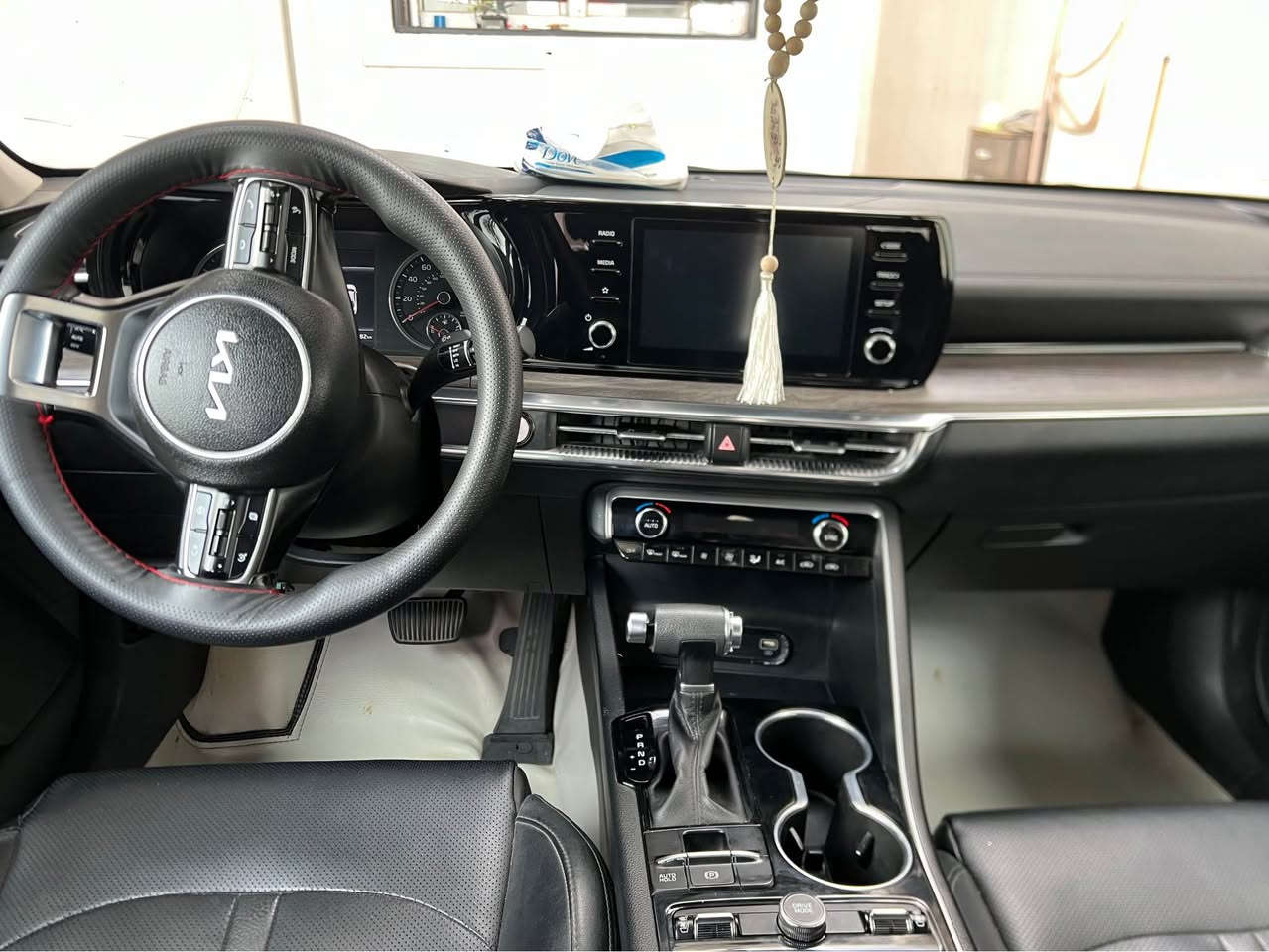 KIA K5 موديل 2021 وارد امريكي حادث بنيد فقط بدون دواخل رقم سليمانيه سنويه جديده فئة EX فول مواصفات 
بانوراما 
بصمه تشغيل 
رادار 
حساسات 
قيادة ذاتيه 
اوتو هولد 
تدفئة تبريد كشنات 
تحكم مناخ منفصل 
مكينه 1600 توربو 
سعر 184$ 
مكان ديالى - خانقين + بغداد - كرخ 
للبيع او مراوس خناقين, ديالى


**إذا كنت صاحب هذا الإعلان وتريد حذفه لأي سبب، رجاءا أرسل رسالة إلى الدعم الفني**