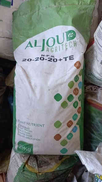 متوفر سماد NPK 20-20-20 + TE من شركة ALJOUD AGRITECH
شركة الجود العراقية المتخصصة بانتاج افضل وارخص الاسمدة المخصصة فيىالتعامل مع اغلب الترب المالحة
وهذا واحد من أفضل أنواع الأسمدة المتعادلة المتوازنة (Balanced fertilizer) مع إضافة العناصر الصغرى (TE = Trace Elements).
سأعطيك شرحًا كاملًا يشمل: ✔ مكونات السماد
✔ فوائده بالتفصيل
✔ المحاصيل المناسبة
✔ التسميد مع الري أو رش ورقي
✔ جدول استخدام احترافي
✔ ملاحظات مهمة لنجاح التسميد
🔬 أولاً: ماذا يعني 20-20-20 ؟
يعني أن السماد يحتوي على:
N نيتروجين20%نمو خضري قوي – أوراق خضراءوتفرعات
P فسفور20%نمو الجذور – عقد الأزهار – قوة النبات
K بوتاسيوم20%مقاومة الأمراض – صلابة الساق – تحسين الثمار
TE العناصر الصغرى (B, Zn, Fe, Mn, Mg, Ca…)بنسب قليلةتعويض النقص ومنع الاصفرار والتشوهات
✔ هذا يعني سماد متعادل يناسب أغلب مراحل نمو النبات
✔ يصلح لجميع المحاصيل تقريبًا
✔ سريع الذوبان في الماء – مناسب للتنقيط والرش الورقي
🌿 المحاصيل المناسبة
مكتوب على الكيس Vegetables – Turf Grasses – Fruit Trees – Center Pivot – Foliar Application
أي أنه مناسب للآتي:
استخدام السماد للخضروات طماطة، خيار، باذنجان، بصل، ثوم، فلفل
لأشجار المثمرةزيتون، حمضيات، رمان، نخيل، عنب المسطحات الخضراءملاعب كرة، حدائق عامةالبيوت البلاستيكيةممتاز في التنقيط الرش الورقي ناعم وسريع الذوبان
⚡ فوائد هذا السماد
🟢 للنمو الخضري:
زيادة حجم الأوراق وتفرع النبات
يمنع الاصفرار الناتج عن نقص العناصر
🟠 للأزهار والثمار:
يعزز عقد الأزهار
يزيد من حجم الثمار
يحسن اللون والطعم
يساعد على تجانس الثمار
🔵 للتربة:
خالي من الكلور والصوديوم الضار
لا يرفع ملوحة التربة
يصلح للتسميد مع الملوحة المعتدلة
🧪 العناصر الصغرى TE:
تمنع نقص الزنك والحديد والمنغنيز
تحمي النبات من التشوهات الورقية
تعزز التمثيل الضوئي
💧 طرق التسميد (مهم جدًا)
1️⃣ مع الري (تنقيط أو غمر)
المرحلة و الكمية
بداية النمو1 كغم لكل دونم أسبوعياًمنتصف النمو2 كغم لكل دونم أسبوعياًمرحلة العقد2 – 3 كغم لكل دونم أسبوعياً
2️⃣ رش ورقي (ممتاز جدًا)
✔ 100 غرام في كل 20 لتر ماء
✔ يُرش في الصباح أو بعد العصر
✔ يضاف معه مادة ناشرة (مثل سوبر سبريدر)
🧭 ملاحظات ذهبية للاستخدام
⚠ لا يُخلط مع الأسمدة الكالسيومية في نفس الخزان
⚠ الأفضل تغيير تركيبتين NPK خلال الموسم (مثال: 20-20-20 ثم 30-10-10 أو 15-30-15)
⚠ يستخدم في مرحلة النمو الخضري والعقد
⚠ يمكن مزجه مع الهيومك أسيد
🌱 متى أستخدمه؟
هل مناسب؟بداية النمو✔ ممتازالعقد والأزهار✔ جيد جداًتسمين الثمار❌ استخدم 5-20-35 أو 0-0-50نقص العناصر✔ ممتاز بسبب الـ TEملوحة التربة✔ لا يحتوي على صوديوم
📌 خلاصة مهمة جدًا
✔ هذا السماد أساسي لكل مزارع
✔ ينفع في كل مرحلة ما عدا تسمين الثمار
✔ يفضل التبديل بعد 40 يوم إلى NPK آخر أعلى بوتاسيوم
✔ يعتبر رخيص – فعال – سهل الذوبان – سريع المفعول
كيس وزن ٢٥ كيلو
سعر الكيس ٨٣  الف
يوجد حجز و توصيل لجميع المحافظات
هاتف / ***********
