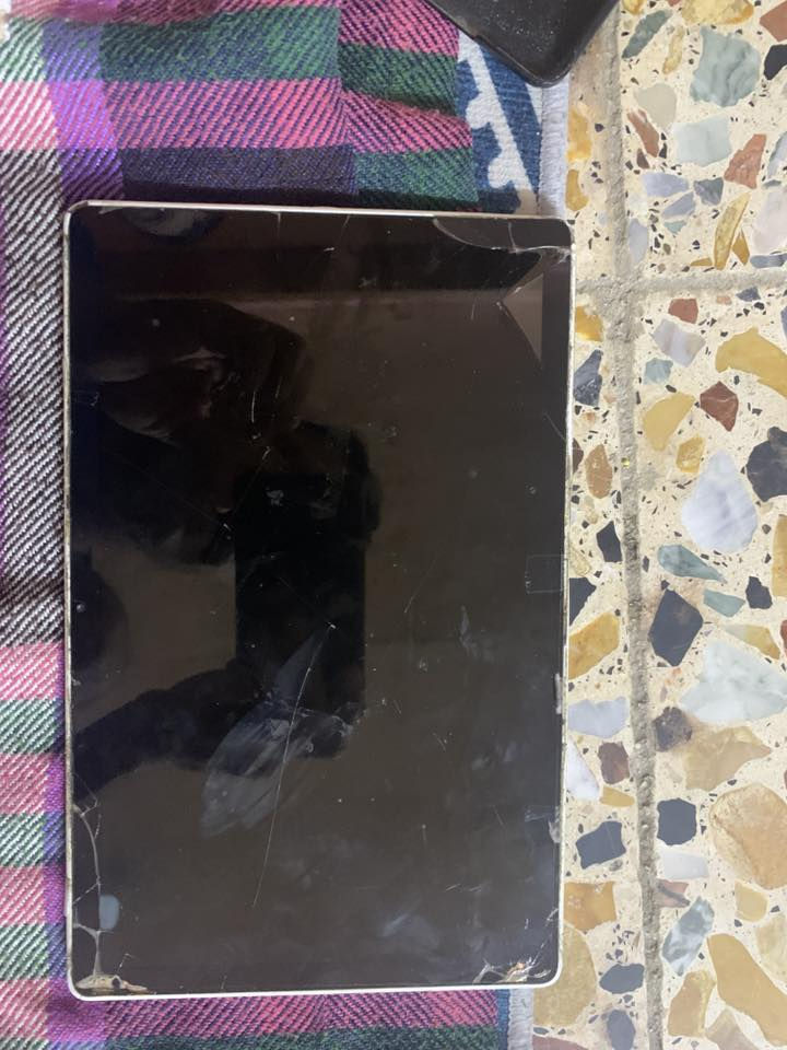 السلام عليكم ايباد سامسونك شاحنه تايبسي للبيع يشغل ببجي ٩٠ فريم الشاشه مفطره بس شغال بدون اي مشكلة للبيع مكاني الحرية *********** واتساب والسعر  ١٠٠ الف
