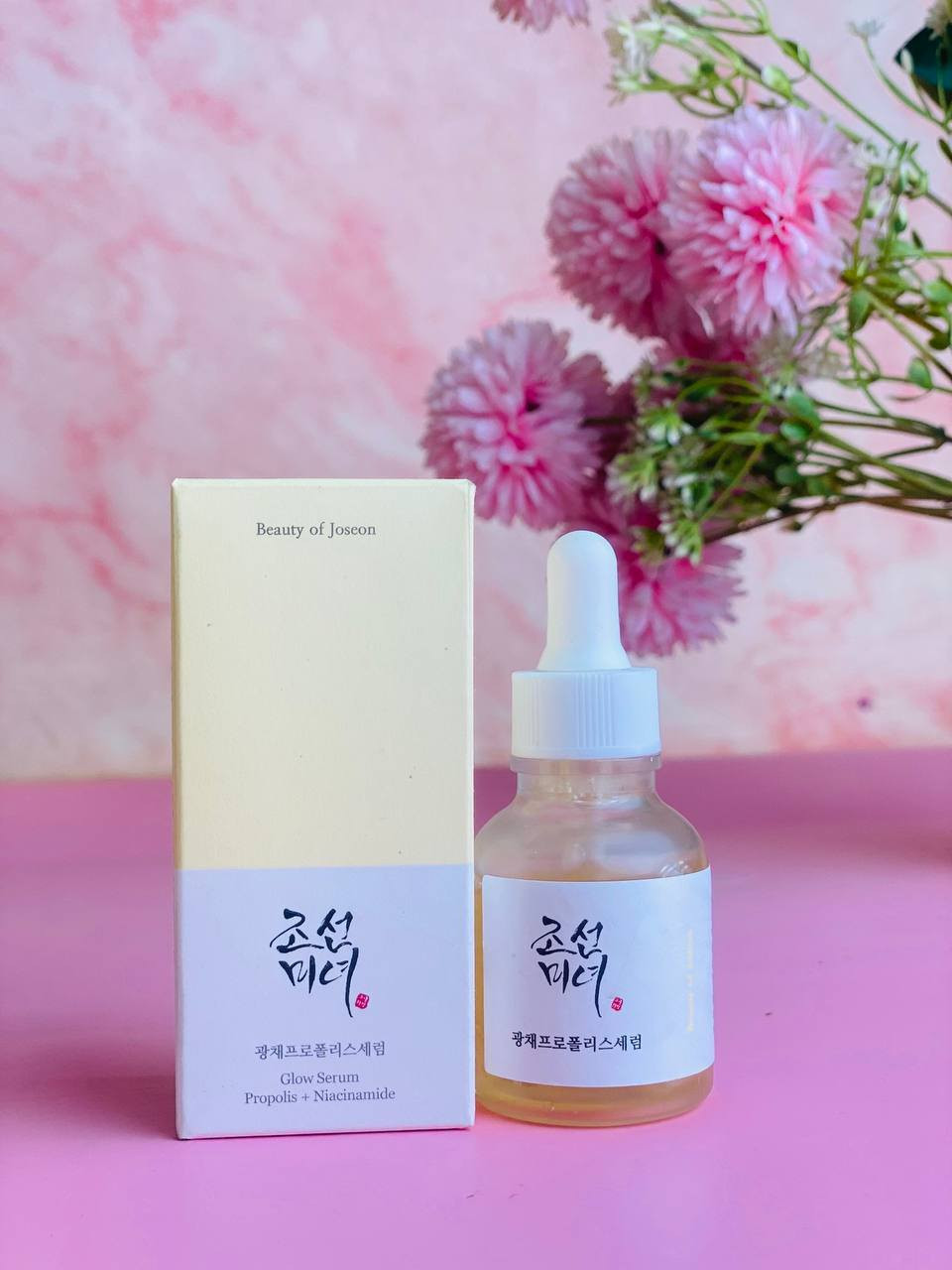 ✨سيروم Beauty of Joseon Glow Serum) سيروم كوري شهير يجمع بين الطب التقليدي والتقنيات الحديثة للعناية بالبشرة. يعتمد بشكل أساسي على البروبوليس (عكبر النحل) والنياسيناميد لمنح البشرة توهجاً طبيعياً وعلاج مشاكل المسام والالتهابات.
✅المكونات والفوائد الأساسية:-
خلاصة البروبوليس (60%): مطهر طبيعي ومضاد للالتهابات يعمل على تهدئة البشرة المتهيجة وترطيبها بعمق.
النياسيناميد (2%): يساعد في التحكم في إفراز الدهون، توحيد لون البشرة، وتصغير مظهر المسام الواسعة.
وBHA بنسبة 0.5% (بيتاين ساليسيلات): مقشر لطيف يذوب في الدهون لإزالة الأوساخ والترسبات من داخل المسام ومنع ظهور الرؤوس السوداء.
مكونات إضافية: يحتوي أيضاً على الكركم الغني بمضادات الأكسدة وزيت شجرة الشاي لتهدئة الحبوب. 
مناسب لجميع أنواع البشرة، لكنه مثالي خصيصاً لـ: البشرة المعرضة لحب الشباب بفضل خصائصه المضادة للبكتيريا والالتهابات.
والبشرة الدهنية والمختلطة لقدرته على موازنة الزيوت والرطوبة.
والبشرة الباهتة حيث يمنحها نضارة فورية وتأثير "بشرة زجاجية". 
💢الحماية: يُستخدم صباحاً ومساءً، ويجب وضع واقي شمس نهاراً لاحتواء السيروم على نسبة بسيطة من المقشر (BHA).
#الاصلي المنشأ كوريا 🇰🇷💯
السعر: 18 الف
توصيل مجاني لجميع محافضات العراق 
#fyp


**إذا كنت صاحب هذا الإعلان وتريد حذفه لأي سبب، رجاءا أرسل رسالة إلى الدعم الفني**