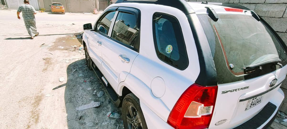 سبورتج 2009 بيها ضوبه يالجاملغ الخلفي وحزام وبيها بارد شويه فوك الجنطه ***********
