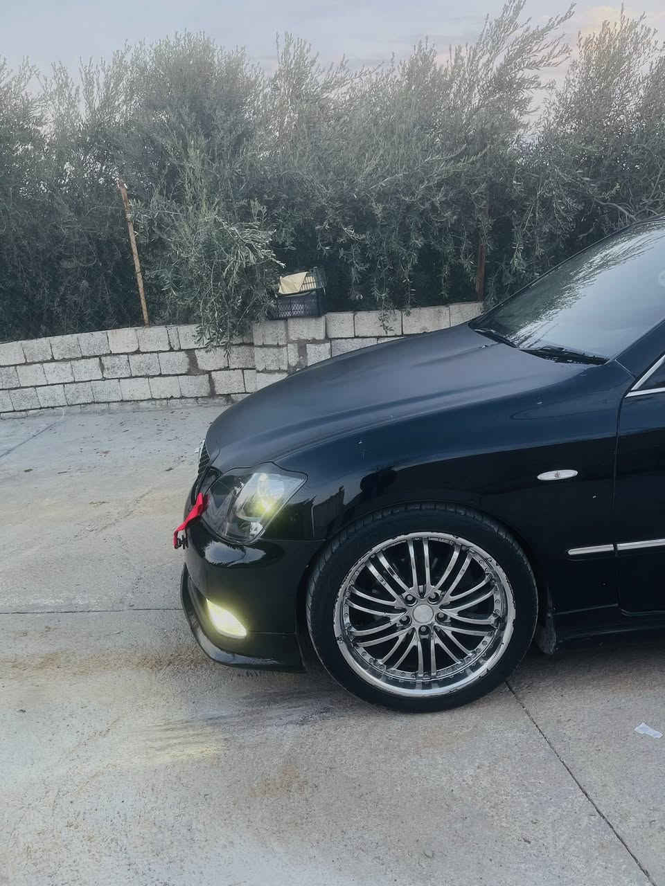 سه‌ره‌تا به‌ناوی خوای گه‌وره
تویتا كراون شاهینه‌ 
براوه‌ براوه‌
مه‌كینه‌ 180 ئالتونی بازار
مه‌كینه‌ بجوكی گیر گه‌وره‌
سلایت ساج سور ئاوینه‌ ئیشاره‌ت ڤول مواسه‌ڤاته‌ به‌س جلد نیه‌
سه‌یاره‌كه‌ كامل مه‌سروڤ كراوه‌ یه‌ك دینار مه‌سروڤی نیه‌ جامه‌كانی هه‌ل گیراوه‌
ته‌بریت سارد و گه‌رمی به‌سراوه‌ بریكی به‌سراوه‌
تازه‌ بنی تون كراوه‌ته‌وه‌ جركه‌ی تیانیه‌
عه‌مام و بۆلیش كراوه‌ جوار ویل و تایه‌یی لۆك لۆكی له‌ ژیره‌
داعم و لیدراویی نیه‌ پشت و پیشی كه‌پسه‌ سه‌یاره‌كی به‌ر جاوه‌
هه‌تا خوا حزه‌كا جوان و خاوین مایته‌وه‌ 
ڤۆرمیكاكانی شوختی پیوه‌نیه‌ درزی نه‌برده‌ به‌س ماشه‌ الله‌ی ئه‌ویت
ره‌شی قه‌ترانه‌ سه‌یاره‌كه‌

یه‌ك عه‌یبی هه‌یه‌ به‌س له‌ سایه‌قیكی كه‌مه‌

سعری 55 گه‌لاو مه‌جال 
شوین ناحیه‌یی ئاشتی كۆیه‌
***********
ڤایبه‌ر و وه‌تس ئاپی له‌سه‌ره
