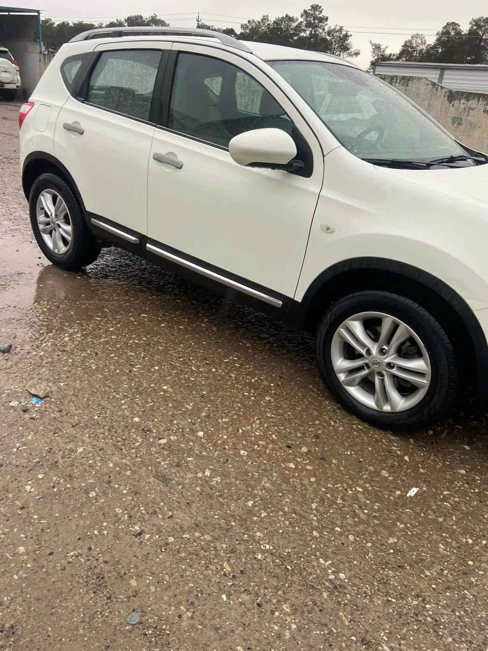 نيسان قاشقا ٢٠١٣ بى بوياخ بى سارد دو چالى هه يه بى ته رزه گيرو مه كينه ى به شه رت سه نه وى  و ره قه م نازه  موصفات تول و تريشه و و پينج ويل گه په سه ياره كه بى مه سره فه زور نازه يه نرخ ١٣٨ وه ره قه و معامه له له سليمانيم ژم *********** شربازهير, السليمانية
