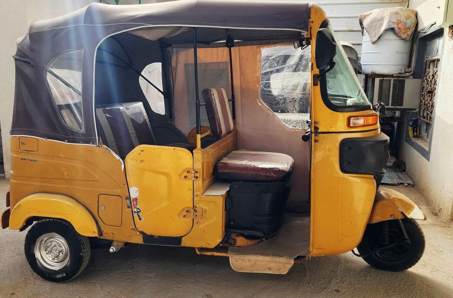 سلام عليكم شباب تكتك للبيع مديل 2021 رقم وسنويه بصره تكتك جاهزه نكره سلف كهرباءيات كله شقاله تخم تاير جبلي كاعيات ودوشمه مكينه ناعمه كشره كدامكم شوف العين  حلوه خياسات ما معمره تكتك جاهزه للشقل مكاني البصره القرنه والسعر ب6100وبيه مجال حك جيه وهاذه رقمي (  ***********. )
