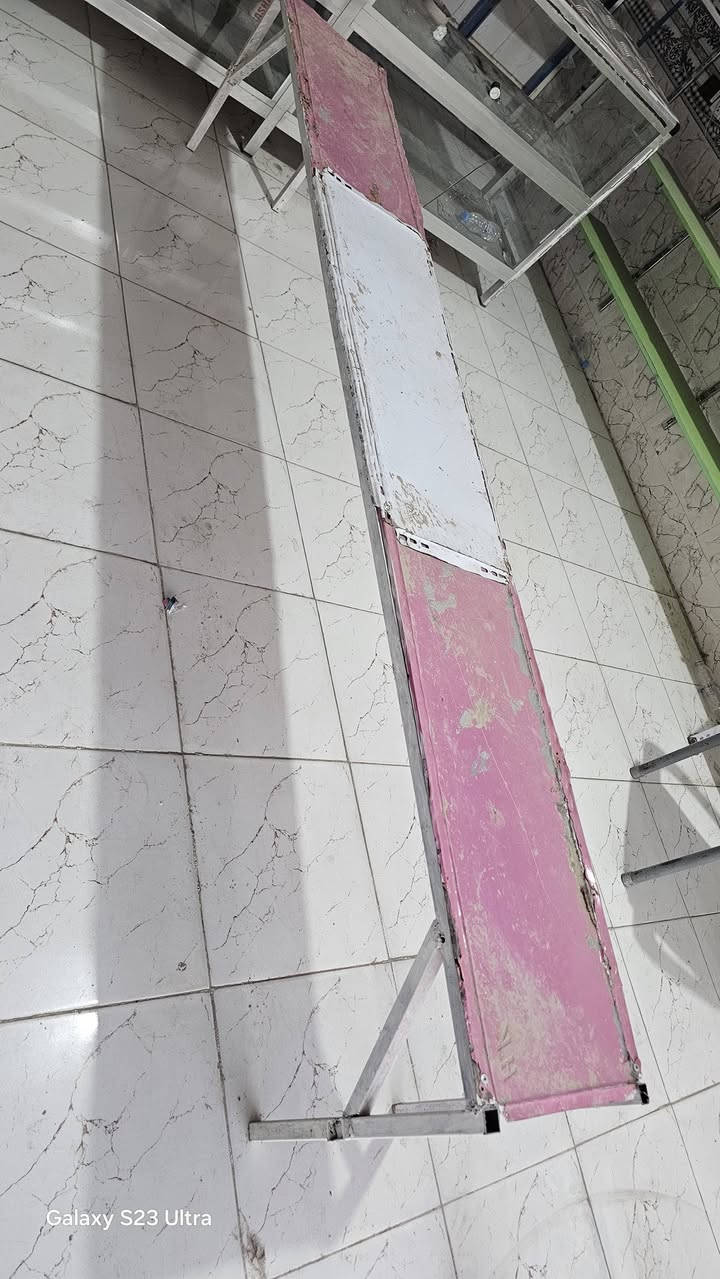 4 ميوزه ابو الطابقين عرض متر 
وميز واحد عرض مترين طابق واحد
يعني المجموع 5 ميوزه
السعر 100 وبيهن مجال بسيط
مكانهن جبله قرب تقاطع مستشفى الامام علي ع
***********
