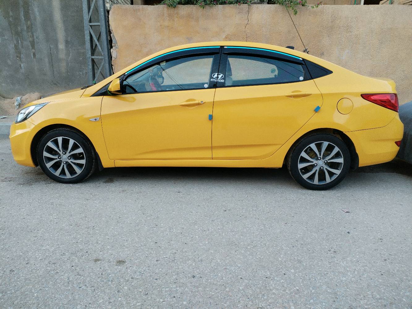 اكسنت موديل 2012خليجي
 مضلع لون بلادي اصفر اصل مكينه 1600 دوش رقم كربلاء بيه قطعتين تبديل باب لسايق ولوره بدون دواخل مكينه وكير كفاله تبريد تدفئه حداديه امامي خلفي جديد شاشه كامره تحكمات جهتين
لعنوان كربلاء حي العامل 