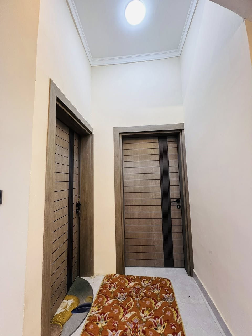 🏚 دار للبيع 🏤 الموقع شهربان الثوره مقابل المستشفى الجديده ✅️ موقع مميز 🛣 خدمات كاملة 💥 بناء حديث ⚜️ نوع العقار طابو صرف ⭕️ مساحة ( ١٣٠ ) متر🔺️طابق واحد ( ١ ) غرفة نوم 🏛 وستقبال 🔱 وصالة 🛖 ومطبخ عدد (٢) ومجموعة صحيات كاملة 🔶️ ومناور عدد ( ٢ ) للتواصل 
***********
