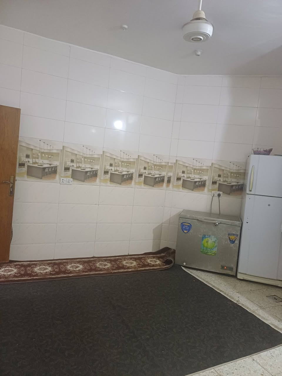 السلام عليكم بيت بداية حي المشتل ع شارع الرئيسي مال معرض الجوهره مساحه 200 متر بناء حديث طابقين يحتوي ع 4 غرف كبار رقم العقار 3174 تفاصيل اكثر مراجعة صاحب الدار ***********
